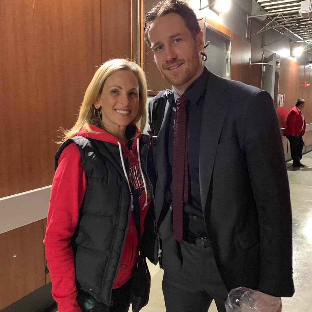 マーリー・マトリンさんのインスタグラム写真 - (マーリー・マトリンInstagram)「What a FUN evening!!! Blackhawks/LAKings game at Staples. We were so fortunate to sit in great seats AND meet some of the greatest Blackhawks players afterwards! Toews, Ward, Keith, and Kane!!! Thank you to @nhl AND @nhlblackhawks and @lakings! @brandongrandalski @digitalmase #kevin #chicagogirlforever」3月31日 14時59分 - themarleematlin