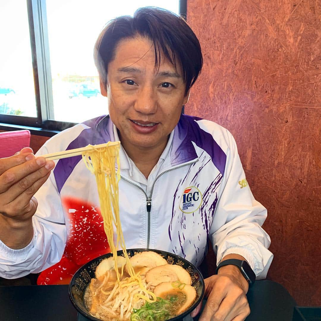 池谷幸雄さんのインスタグラム写真 - (池谷幸雄Instagram)「近江八幡のお友達のゑび寿ラーメンに、IGCカップの合間に行かせてもらいました！ あっさりではなく、少しだけこってりな醤油ラーメンです！ 僕は、すごく大好きな味でした！  #滋賀県#近江八幡#ゑび寿ラーメン#ラーメン#こってり醤油#醤油ラーメン#IGCカップ#体育館#大会#体操#池谷幸雄体操倶楽部#池谷幸雄」3月31日 15時00分 - yukio_iketani