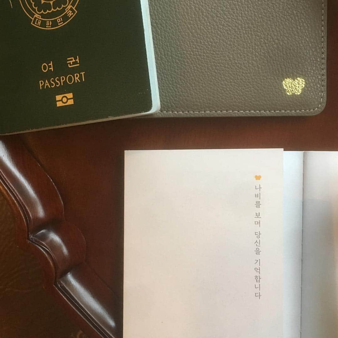 キム・ボラさんのインスタグラム写真 - (キム・ボラInstagram)「[ 나비를 보며 당신을 기억합니다. ] #기억나비 @mmmproject」3月31日 14時53分 - kim_bora95