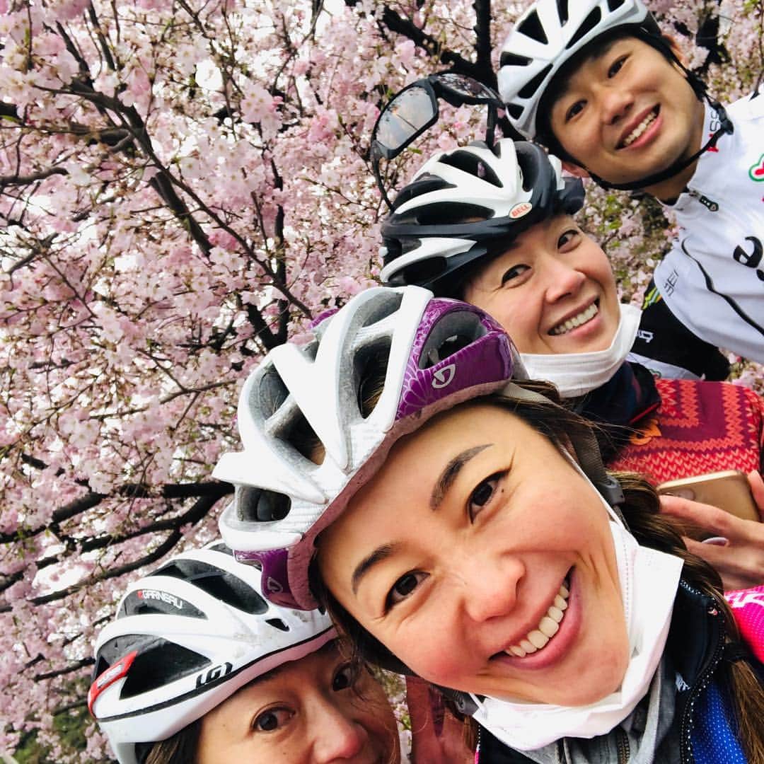 黒田愛美さんのインスタグラム写真 - (黒田愛美Instagram)「久々に早起きして都内ゆるポタお花見ライド🌸🚴‍♀️ いやー朝は寒かった🥶半分くらい走ってようやくあったかくなってきた… 青山墓地→赤坂御所→外堀→靖国神社→皇居→豊洲→辰巳→葛西臨海公園→若洲→桜坂 昨日今日で都内の🌸ほぼほぼ見た気がする😁 total60km🚴‍♀️ 久々バイクだったけどこういうライドはやっぱりいいね❤️ Special thanks toコースをリードしてくれた勝山さん🙏❣️ #お花見ライド #バイク練 #トレーニング #アスリート女医 #トライアスリート女医 #美容アンチエイジング専門医 #黒田愛美」3月31日 14時54分 - kurodaaimi