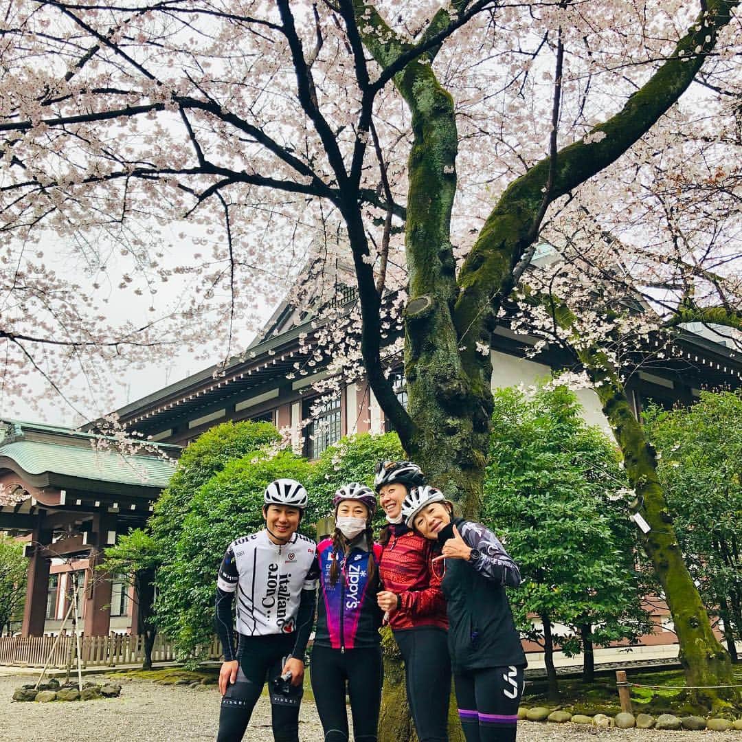 黒田愛美さんのインスタグラム写真 - (黒田愛美Instagram)「久々に早起きして都内ゆるポタお花見ライド🌸🚴‍♀️ いやー朝は寒かった🥶半分くらい走ってようやくあったかくなってきた… 青山墓地→赤坂御所→外堀→靖国神社→皇居→豊洲→辰巳→葛西臨海公園→若洲→桜坂 昨日今日で都内の🌸ほぼほぼ見た気がする😁 total60km🚴‍♀️ 久々バイクだったけどこういうライドはやっぱりいいね❤️ Special thanks toコースをリードしてくれた勝山さん🙏❣️ #お花見ライド #バイク練 #トレーニング #アスリート女医 #トライアスリート女医 #美容アンチエイジング専門医 #黒田愛美」3月31日 14時54分 - kurodaaimi