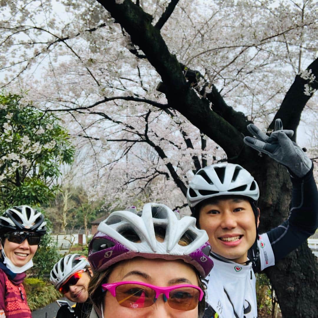 黒田愛美さんのインスタグラム写真 - (黒田愛美Instagram)「久々に早起きして都内ゆるポタお花見ライド🌸🚴‍♀️ いやー朝は寒かった🥶半分くらい走ってようやくあったかくなってきた… 青山墓地→赤坂御所→外堀→靖国神社→皇居→豊洲→辰巳→葛西臨海公園→若洲→桜坂 昨日今日で都内の🌸ほぼほぼ見た気がする😁 total60km🚴‍♀️ 久々バイクだったけどこういうライドはやっぱりいいね❤️ Special thanks toコースをリードしてくれた勝山さん🙏❣️ #お花見ライド #バイク練 #トレーニング #アスリート女医 #トライアスリート女医 #美容アンチエイジング専門医 #黒田愛美」3月31日 14時54分 - kurodaaimi