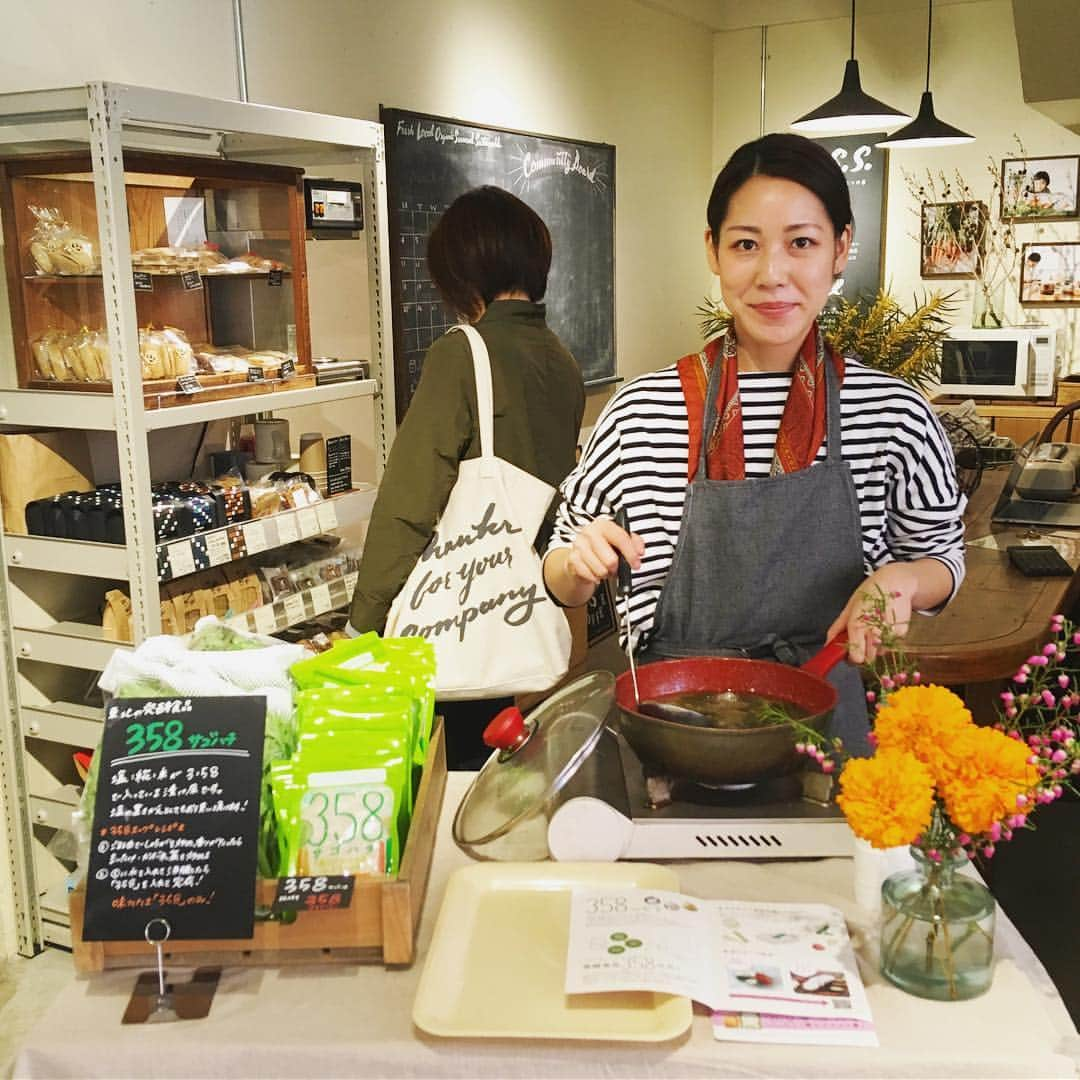 FOOD&COMPANYさんのインスタグラム写真 - (FOOD&COMPANYInstagram)「. FOOD&COMPANY 5th anniversary🎉 2019.3.30-31 @学大店 .  こんにちは！気温も暖かくなり、お花見日和な日曜日ですね。  学大店では、昨日に引き続き、5周年の感謝祭を開催中。本日は358さんをお迎えして、季節の野菜をつかったスープをご用意。自宅で簡単にお料理できる358は、素材の味を引き出してくれる優れものです。他にも、出始めのビーツのレシピもご提案しています。  また、ガラガラくじも実施中。1等はまだ出ておりませんので、お散歩がてら、ぜひガラガラを回しに来てくださいね！湘南T-site店、新宿店ともにイベントを実施中ですので、お近くにお越しの際はぜひお立ち寄りください。  それでは本日もみなさまのお越しをおまちしております！  #foodandcompany #フードアンドカンパニー #学芸大学 #学大 #さごはち #358 #野菜」3月31日 14時57分 - foodandcompany_grocery