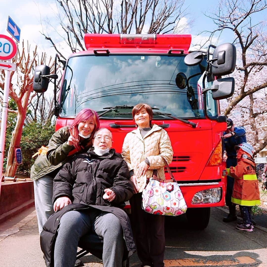 KAORUさんのインスタグラム写真 - (KAORUInstagram)「桜を見に行ってイベントで来ていた消防車、パトカー、救急車と記念撮影(笑)  #Marvelouspro  #桜 #救急車 #パトカー #消防車 #介護生活」3月31日 15時02分 - yukisaku_88