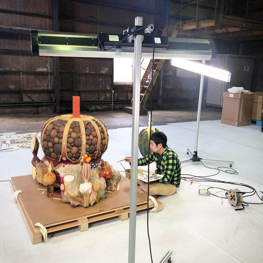 村上隆さんのインスタグラム写真 - (村上隆Instagram)「We got a new Sculpture studio in the neighborhood. Now this studio in soft runing who make working @keisukeyamamoto_ ,make  renovation his old own things.」3月31日 15時04分 - takashipom