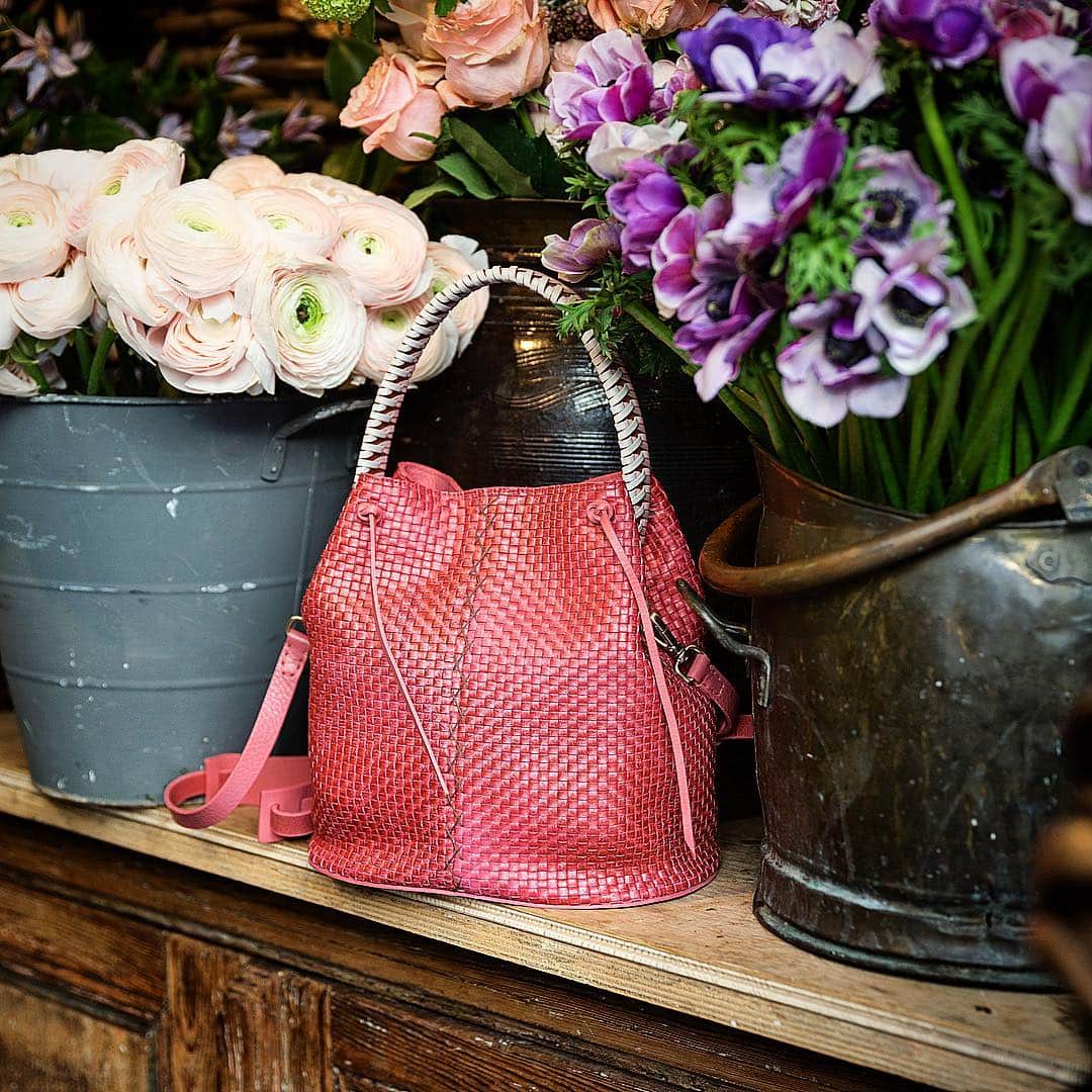 エンリーベグリンのインスタグラム：「The purest and most thoughtful minds are those which love color the most. #henrybeguelin#handmade#vegtannedleather#bag#samoa#m#peonia#color#woven#leather#」
