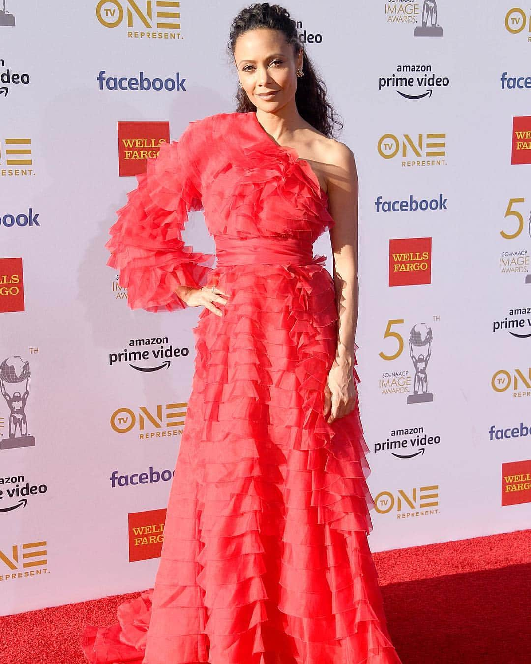 Just Jaredさんのインスタグラム写真 - (Just JaredInstagram)「@traceeellisross in @marcjacobs joins @johnlegend, @kikilayne in @georgeschakraofficial, @katebeckinsale, & @thandienewton at the 2019 NAACP Image Awards! #TraceeEllisRoss #MarcJacobs #JohnLegend #KiKiLayne #GeorgesChakra #KateBeckinsale #ThandieNewton #NAACPImageAwards」3月31日 15時04分 - justjared