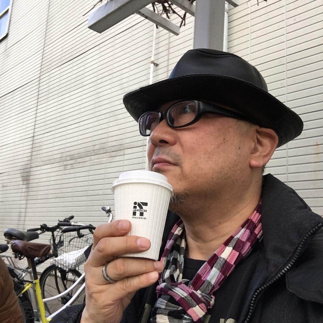 森田繁のインスタグラム：「ひと通り桜を愛で、熱いコーヒーで花見を締めくくる。」