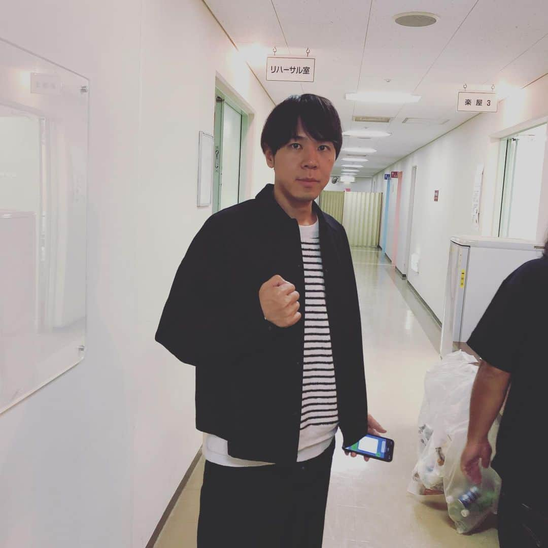 平野ノラさんのインスタグラム写真 - (平野ノラInstagram)「恋の始まりは  晴れたり曇ったりの  4月のようだ。  #習志野 #お花をどうもありがとう #江口洋介 #と #平野ノラ #楽屋風景 #トレーニング中 #平成最後の3月 #来てくれたお客様 #ありがとうございます #okバブリー」3月31日 15時20分 - noranoranora1988