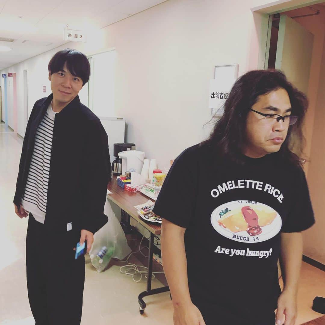 平野ノラさんのインスタグラム写真 - (平野ノラInstagram)「恋の始まりは  晴れたり曇ったりの  4月のようだ。  #習志野 #お花をどうもありがとう #江口洋介 #と #平野ノラ #楽屋風景 #トレーニング中 #平成最後の3月 #来てくれたお客様 #ありがとうございます #okバブリー」3月31日 15時20分 - noranoranora1988