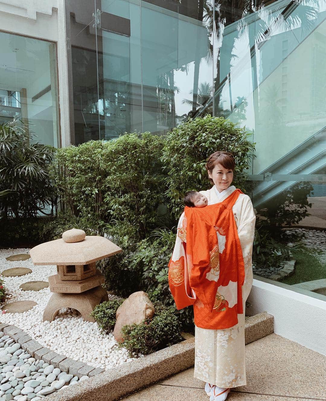 Shokoさんのインスタグラム写真 - (ShokoInstagram)「♦︎Simple.Minimal.Chic.Lifestyle♦︎ 〜Conclude • Priceless quality〜 ・ It’s been a while since my last post and I was thinking how I should conclude this series which I wrote from Part 1-5. ・ Yesterday my family celebrated our baby’s 1 month. In Japan we would wear a kimono and go to the temple to pray for the baby’s health. We’re in Singapore now so we just took a photo. ・ Three generations of kimono that’s handed down. I wore the kimono which my mother had from 48 yrs ago. Also an Obi (belt) that my grandmother had from 85 years ago. And the red children’s kimono which I wore on my one month celebration decades ago (let’s keep it to that haha). ・ By having well maintained things handed down from generations, I choose quality over quantity and it’s not just about the price. These things are what I think priceless quality. ・ Minimal and simple lifestyle creates something that’s priceless.」3月31日 15時16分 - simplytokyo