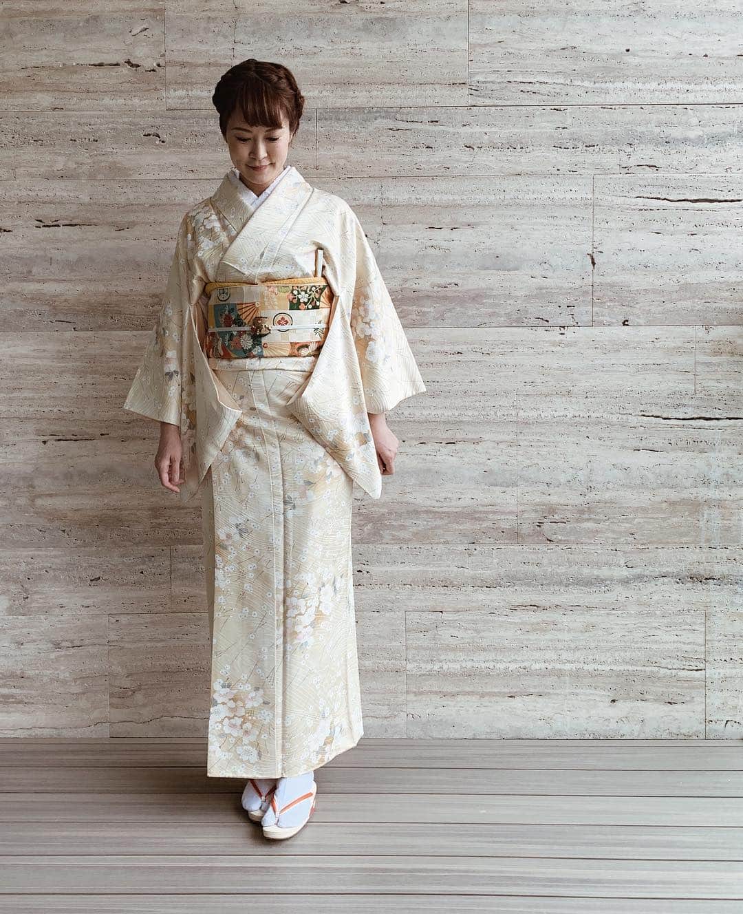 Shokoのインスタグラム：「♦︎Simple.Minimal.Chic.Lifestyle♦︎ 〜Conclude • Priceless quality〜 ・ It’s been a while since my last post and I was thinking how I should conclude this series which I wrote from Part 1-5. ・ Yesterday my family celebrated our baby’s 1 month. In Japan we would wear a kimono and go to the temple to pray for the baby’s health. We’re in Singapore now so we just took a photo. ・ Three generations of kimono that’s handed down. I wore the kimono which my mother had from 48 yrs ago. Also an Obi (belt) that my grandmother had from 85 years ago. And the red children’s kimono which I wore on my one month celebration decades ago (let’s keep it to that haha). ・ By having well maintained things handed down from generations, I choose quality over quantity and it’s not just about the price. These things are what I think priceless quality. ・ Minimal and simple lifestyle creates something that’s priceless.」