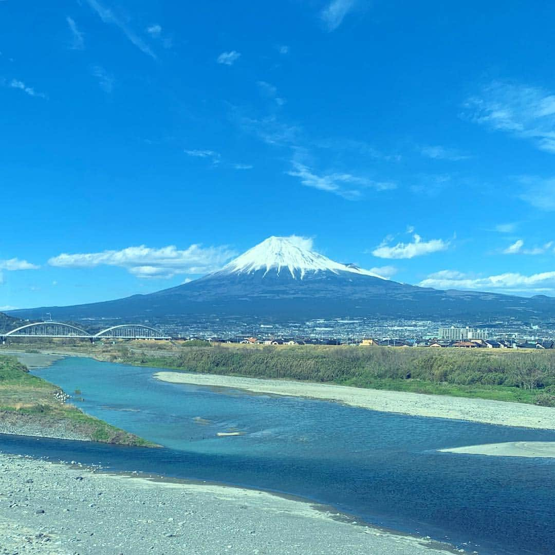 黒沢薫さんのインスタグラム写真 - (黒沢薫Instagram)「今日の富士は男前。 #富士山  #music #soul #rb #singer #lovelife #instagood #instaview #windowview #新幹線」3月31日 15時10分 - kaorukurosawa_lovelife