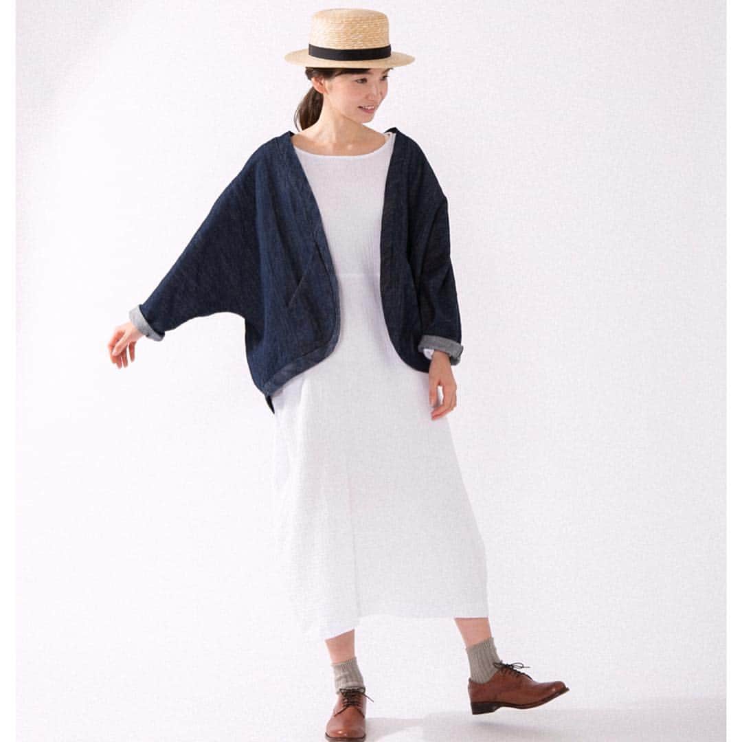 のインスタグラム：「【3月にインスタグラムで人気だったアイテムをご紹介】﻿﻿﻿ ﻿﻿﻿﻿ 寒暖差のはげしかった３月。﻿ ナチュランのインスタグラムでは、今すぐから夏まで着られるアイテムが人気でした。﻿ 特に、デニムのジャケットとデニムのサロペット…、と、デニムが目を引くラインナップとなっています。﻿ 新生活に向けた、少しきちんとした装いも人気を集めました。﻿﻿ ﻿﻿﻿ ﻿ ﻿﻿﻿ -----------﻿﻿﻿﻿ ■コットンリネンデニムジャケット(A・インディゴ)［MTO-2A28-1088-A］﻿ ■コットンリネンデニムジャケット(B・ブルー)［MTO-2A28-1088-B］﻿ ２色とも、大変な反響がありました。﻿ まさに今の時期に重宝する、柔らかく着心地のよいコットンリネン素材のデニムジャケットです。﻿ ﻿ ﻿ -----------﻿﻿﻿﻿ ■コットンリネンデニムサロペット(A・インディゴ)［MTO-2A27-0803-A］﻿ ■コットンリネンデニムサロペット(B・ホワイト)［MTO-2A27-0803-B］﻿ こちらも、２色とも、大変な反響がありました。﻿ 柔らかめのリネンデニム素材で仕立てられたサロペットパンツです。﻿ ﻿ ﻿ ﻿ -----------﻿﻿﻿﻿ ■ワッシャーブロードラウンドBigチュニック［CSO-2A29-0604-D］﻿ 薄手でシャリのある素材感が特徴的なワッシャーブロードで仕立てられたチュニックです。﻿ シンプルなチュニック丈のシャツデザインで、清涼感のある素材にワイドな身幅が、抜け感のあるこなれスタイルを作り上げてくれます。﻿ ﻿ ﻿ -----------﻿﻿﻿﻿ ■リネンオックスバンドカラーシャツジャケット［DCC-2A28-0920-B］﻿ 薄手ながらも程よいハリ感のあるリネンオックスのシャツジャケットです。﻿ バンドカラーにワイドな身幅のシンプルなデザインで、凛とした表情が魅力的。﻿ ﻿ ﻿ -----------﻿﻿﻿﻿ ■PommeE/Rトロ丸衿ワンピース［NDN-2A29-0432-A］﻿ りんごのような丸い脇ラインと水平な裾がポイント。﻿ 着用すると両脇が垂れて、抜け感のある大人かわいいシルエットを演出します。﻿ フランス語で「りんご」を意味するPomme（ポム）と名付けられたワンピースは、フォーマルウェアにも使われるほどよいハリのある平織素材を使用。﻿ ﻿ ﻿ -----------﻿﻿﻿﻿ ■フレンチリネンタックシャツワンピース［NTH-2A29-0743-B］﻿ 柔らかくもコシのある上質なフレンチリネンで仕立てられたワンピースです。﻿﻿ ﻿ ﻿﻿ -----------﻿﻿﻿﻿ ■スラブヘムラインドレープドレス［ZOI-2A20-1178-B］﻿ やわらかくナチュラルな風合いが魅力的なスラブ生地を使用。﻿ ゆったりとした着心地ながら、広めに開いたネックラインが顔まわりの印象をすっきりと演出。﻿ ﻿ ﻿ ﻿﻿ ------------------------------﻿﻿﻿﻿ ▶️お買いものは写真内のタグをタップしてくださいね。またはプロフィールからもナチュランへリンクしています。→@natulan_official﻿﻿﻿﻿ ﻿ ▶️写真内のタグは、販売中でも消えている場合がございます。ぜひ、ナチュランの検索窓から、商品コード又は商品名を、検索してみてくださいね。﻿﻿﻿﻿ ﻿ ▶️プロフィール画面では、季節のおすすめ商品や、再入荷情報をご紹介しています。ぜひ、ご覧くださいませ。→@natulan_official﻿﻿﻿﻿ ﻿﻿﻿﻿ -----------﻿﻿﻿﻿ #lifewear #linendress #今日のコーデ #コーディネート #ファッション #ナチュラル #ナチュラン #natulan #日々の暮らし #暮らしを楽しむ #シンプルライフ #シンプルコーデ #シンプル #暮らし #春夏コーデ #大人コーデ #春カラー　#コットン #リネン #春アウター　#花冷え　#寒の戻り　#軽アウター　#コートワンピース　#サロペット」