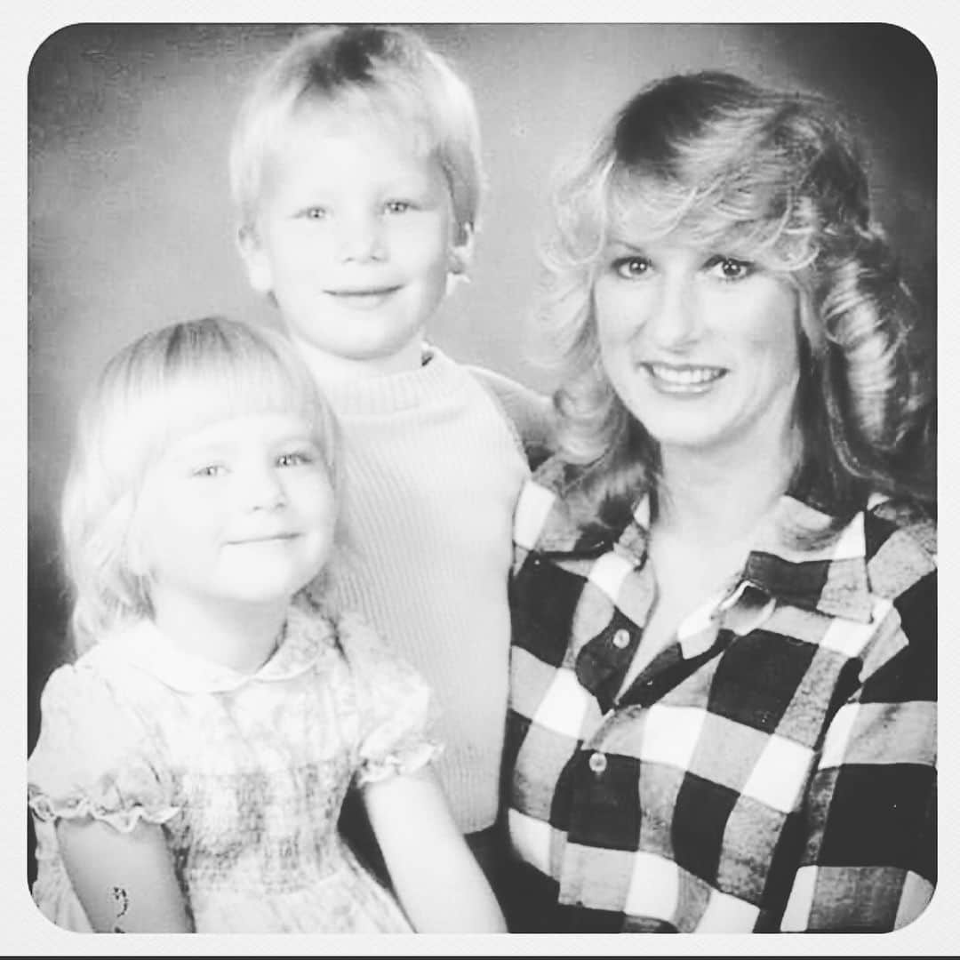 ジェイミー・オリヴァーさんのインスタグラム写真 - (ジェイミー・オリヴァーInstagram)「Happy Mother’s Day to my wonderful mum @sally__oliver what a great childhood I was able to enjoy full of love and fun thank you mum your the best forever grateful X x x. X x x x jamie o x x x x x💗💗💗」3月31日 15時26分 - jamieoliver