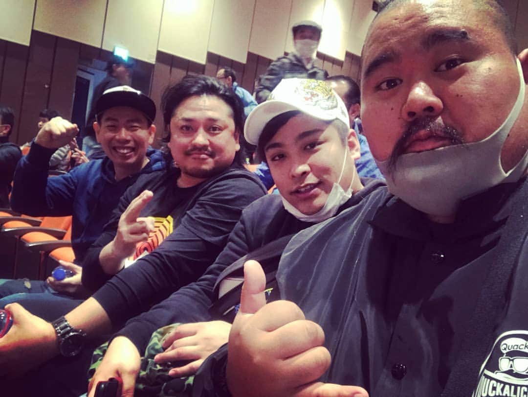 のインスタグラム：「女子プロレス『アイスリボン』を後輩と観に行きました(^-^)♪めちゃくちゃ楽しかったのです＼(^o^)／！ #女子プロレス #アイスリボン #後楽園ホール #レギュラー松本 #あるある探検隊 #試合観戦 #プロレス #よしもと芸人」