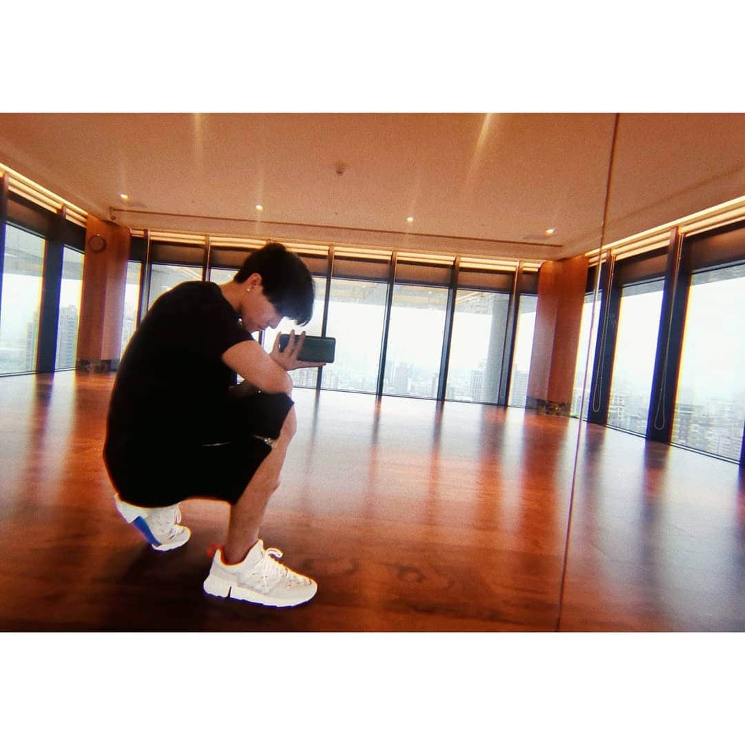 ダンソン・タンのインスタグラム：「動🤸🤸🤸🏋🏋🏋🏢🏢🏢 #DT #唐禹哲 #newbalance #r_c2 #TokyoDisignStudio #HOTHEART #SEVENDAYS」