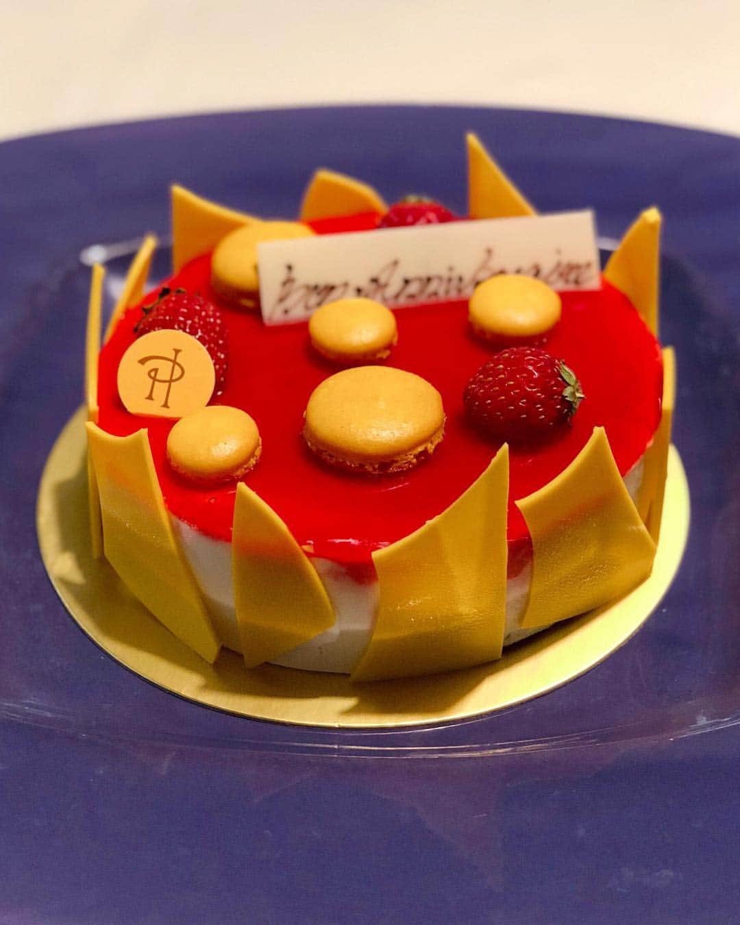 秋山具義さんのインスタグラム写真 - (秋山具義Instagram)「次女の12歳の誕生日ケーキは『ピエール・エルメ・パリ』のマカロンがのってるチーズケーキ。﻿ きれいで美味しい。﻿ おめでとう。﻿ ﻿ #ピエールエルメ #ピエールエルメパリ #具義スイーツ2019」3月31日 20時57分 - gugitter