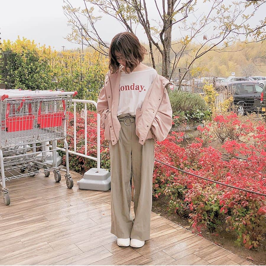 MISAさんのインスタグラム写真 - (MISAInstagram)「ㅤㅤㅤㅤㅤㅤㅤㅤㅤㅤㅤㅤㅤ ㅤㅤㅤㅤㅤㅤㅤㅤㅤㅤㅤㅤㅤ 昨日のコーデ🌼 outer @apres_jour  Tshirt @whoswhochico  pants @envylook_  shoes @nike  ㅤㅤㅤㅤㅤㅤㅤㅤㅤㅤㅤㅤㅤ どうしてもこのロゴTシャツが来たくて 雨やし寒かったけど着てきた😂😂 最近ロゴT好きすぎ事件😂 ㅤㅤㅤㅤㅤㅤㅤㅤㅤㅤㅤㅤㅤ ワンオフショルになってるのも可愛いし 袖がキュってなってるのも可愛い🥺❤︎❤︎ ㅤㅤㅤㅤㅤㅤㅤㅤㅤㅤㅤㅤㅤ ㅤㅤㅤㅤㅤㅤㅤㅤㅤㅤㅤㅤㅤ」3月31日 20時58分 - chatae._