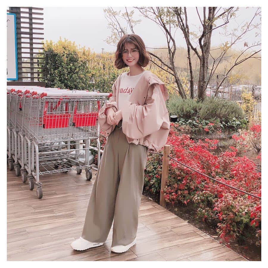 MISAさんのインスタグラム写真 - (MISAInstagram)「ㅤㅤㅤㅤㅤㅤㅤㅤㅤㅤㅤㅤㅤ ㅤㅤㅤㅤㅤㅤㅤㅤㅤㅤㅤㅤㅤ 昨日のコーデ🌼 outer @apres_jour  Tshirt @whoswhochico  pants @envylook_  shoes @nike  ㅤㅤㅤㅤㅤㅤㅤㅤㅤㅤㅤㅤㅤ どうしてもこのロゴTシャツが来たくて 雨やし寒かったけど着てきた😂😂 最近ロゴT好きすぎ事件😂 ㅤㅤㅤㅤㅤㅤㅤㅤㅤㅤㅤㅤㅤ ワンオフショルになってるのも可愛いし 袖がキュってなってるのも可愛い🥺❤︎❤︎ ㅤㅤㅤㅤㅤㅤㅤㅤㅤㅤㅤㅤㅤ ㅤㅤㅤㅤㅤㅤㅤㅤㅤㅤㅤㅤㅤ」3月31日 20時58分 - chatae._