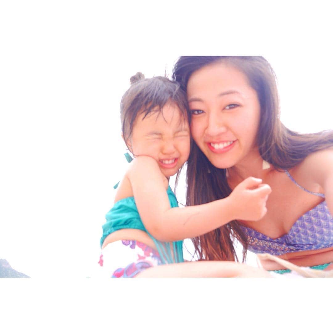 高橋有紀子のインスタグラム：「* 去年の今頃はゆいまると2人で ハワイ行ってたなぁ🏝  この1年で娘はすっかりお姉さんになったし、 私も強くなった、色んな意味で。笑 * * 3年4ヶ月ずっと一緒に過ごして来た毎日も あと1週間ちょっとでおしまい。  自分の時間が数時間でもできるのは嬉しいし 新しい生活もすごく楽しみだけど、 一番近くで見てきた子どもの“初めて”も これからは私の知らない世界で沢山生まれるのね。って考えてたらものすごく寂しい😭 * * 慌ただしくてついこなしてしまう毎日だけど、 今しかない今のゆいまるを しっかり見守ろうと思う。 * あぁぁあぁ、ここまで頑張ったご褒美に ゆっくりハワイ行きたい🤢笑  #Hawaii #Waikiki #beach #momanddaughter #firsthawaiitrip #genic_mag #genic_hawaii #genic_travel #tbt #ハワイ #ワイキキ #子連れハワイ #初めての海外 #2歳2ヶ月 #母子旅行 #2018_3_20 #もうすぐ幼稚園」