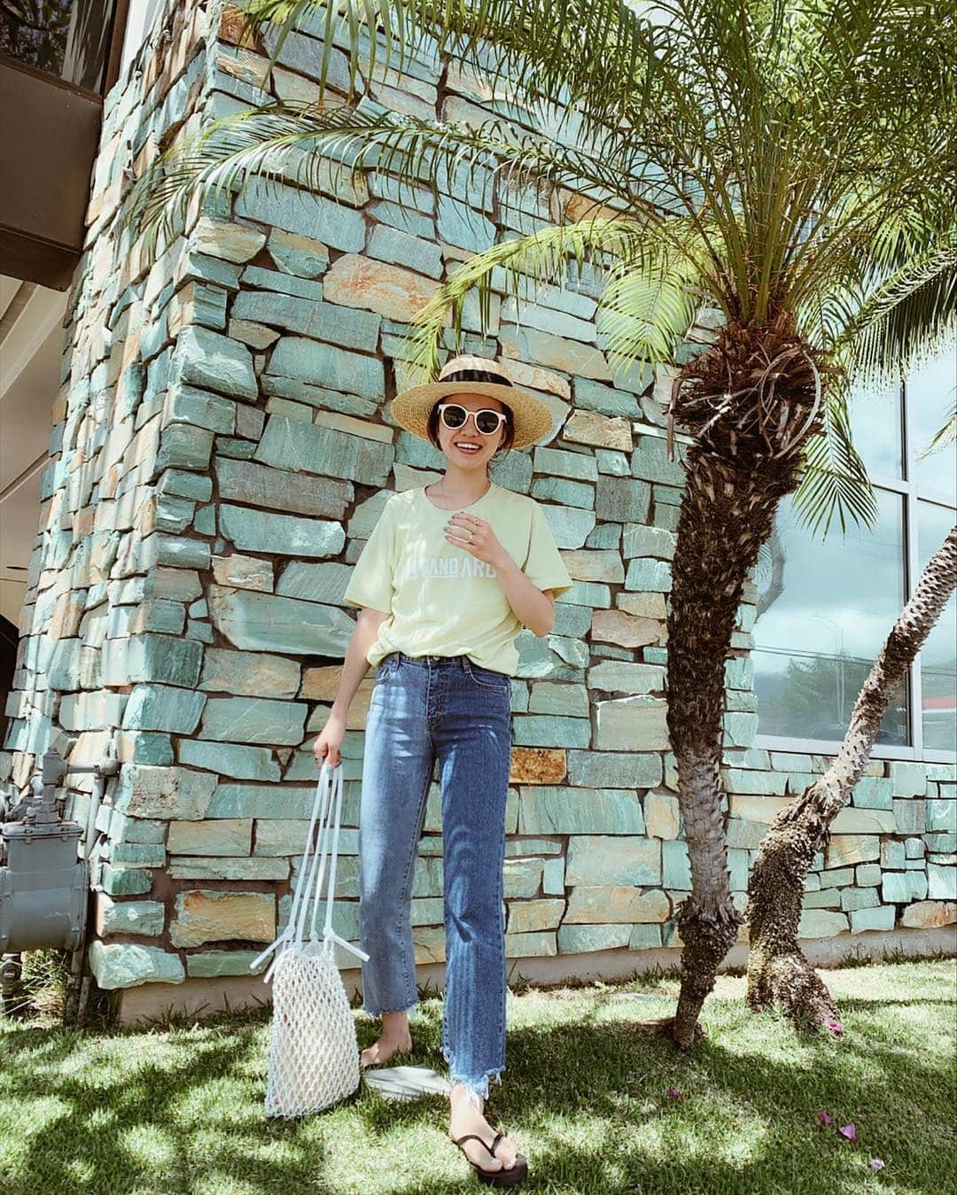 のインスタグラム：「入荷したてホヤホヤのSTANDARD Tシャツ🌈 まさに今気分の色！🍋🥝 色違いは白地にグリーンロゴで、これまた可愛いです💚 ・ #STANDARDTシャツ @fromfirstmusee  #バイカラーデニム @fromfirstmusee  #sunglasses @fromfirstmusee  #hat @fromfirstmusee  #ビーサン @oldnavy ・ ・ #fromfirstmusee #Musee #フロムファーストミュゼ#coordinate #ootd #outfit #fashion #mamafashion #ママコーデ #ママコーディネート #ハワイコーデ」
