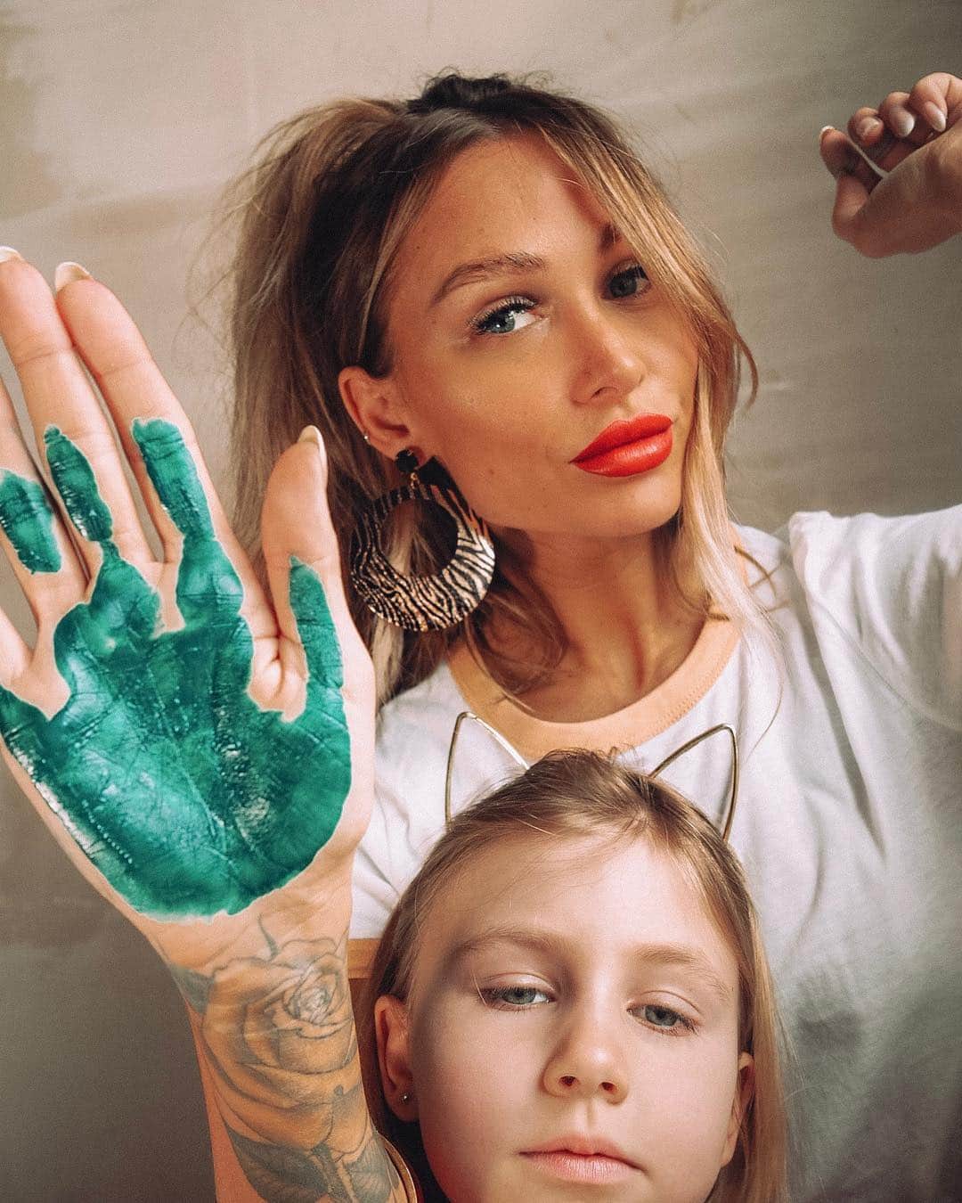 ルー・ティーズデールのインスタグラム：「💭This Mother’s Day all I want is for my child to have a future. 🌎 Time is running out. We have only ELEVEN YEARS left to tackle the climate crisis before it's too late! Our kids are striking, now it’s time for us to step up! Join the Mother’s Climate March on 12th 12pm. Hyde Park Corner to Parliament Square. And join in our easy-to-do raise your hand protest! Print your child's painted hand onto yours and share using the hashtags. #theirfutureinourhands #mothersclimatemarch @mothersriseup ( T-shirt and earrings @prettylittlething )」