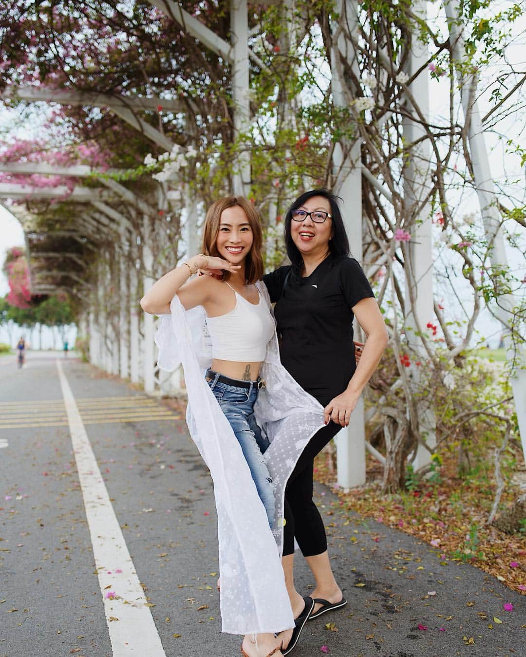 ソニアさんのインスタグラム写真 - (ソニアInstagram)「When it’s Sunday but you gotta get out for a shoot and your momma wants to come with 🤣  Had an amazing weekend with some of my closest friends and family, and also managed to slip in a shopping spree with #PumaSG 💁🏼‍♀️ Ashy rose brown hair by @leekaja.jerry 🖤」3月31日 20時51分 - soniachew