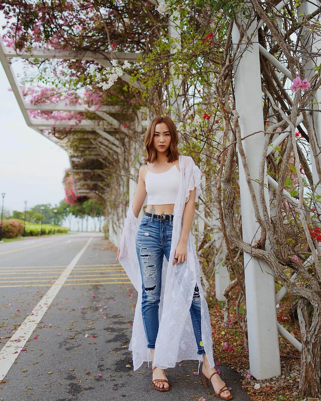 ソニアのインスタグラム：「When it’s Sunday but you gotta get out for a shoot and your momma wants to come with 🤣  Had an amazing weekend with some of my closest friends and family, and also managed to slip in a shopping spree with #PumaSG 💁🏼‍♀️ Ashy rose brown hair by @leekaja.jerry 🖤」