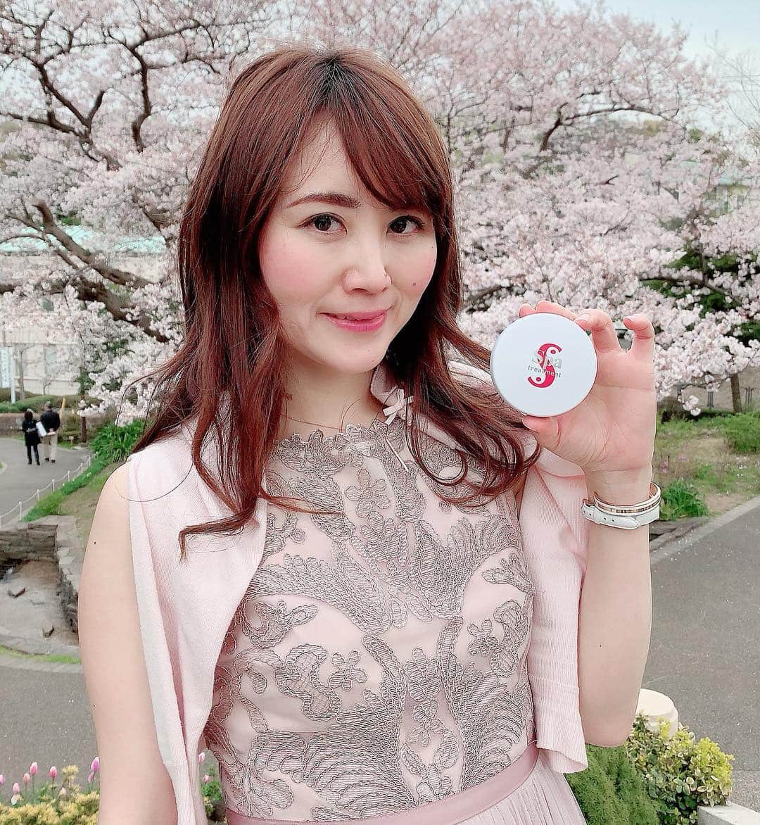 Miku Hirata 平田未来さんのインスタグラム写真 - (Miku Hirata 平田未来Instagram)「桜が満開ですね🌸 今日で今年度も終わり、#新元号 が楽しみ❣️ * 春は風が強くて🌬 そして、紫外線も結構強いから結構、お肌が痛んでます😭 そんな私のファンデは、#HASクッションファンデーション (@spatreatment.jp)です✨ リキッドファンデで、これ一個でいいので時短メイクにもなります💓 * 強力UVブロック(SPF50+、PA+++++)で、日中のお肌をしっかりと守ってくれます🥰 エイジングケアや潤い補給、肌荒れ、くすみなどの肌悩みをトータルでサポートしてくれるのも嬉しい😆💓 * * お肌や髪の毛、体など、そこはかとなく、年齢を感じている私には強い味方💪✨☺️✨ * 📍#イギリス館 #横浜市イギリス館  横浜山手にある、近くの公園の桜🌸です✨ #ガーデンネックレス横浜 (@gardennecklace_official )の広告見て、横浜にも用事があったので、いろいろ散策しました🌹 ガーデンベアも見つけたよ🐻💓🧸 * 👗ドレスは、#dorrydoll #ドリードール (@sorry_doll_official )です💓 #くすみピンクドレス で、レース使いが好き🥰 景色とマッチしていて、個人的にお気に入り💓 * * 今年度だけ考えると、国内旅行が4回できて すっかり国内派になりました🚞 チャレンジ精神旺盛なので、 来年度もいろいろできたらいいなと思います❣️ * アンチエイジングも、お肌のケアも、好きなお洋服着ることも努力します💓 * * #肌ツヤ #肌の透明感 #肌の潤い  #肌のくすみ #肌の色ムラ  #毛穴 #肌の乾燥 #ヒト脂肪由来幹細胞 #エアクッションパウダー #立体３Dパウダー #セラミドポリマー #HAS #スパトリートメント #spatreatment #spabeaute #スパボーテ #肌の悩み  #チュールスカートコーデ #アンティークピンク #ワンピースコーディネート #いいね返し #いいねした人全員フォローする」3月31日 20時54分 - miku.hirata