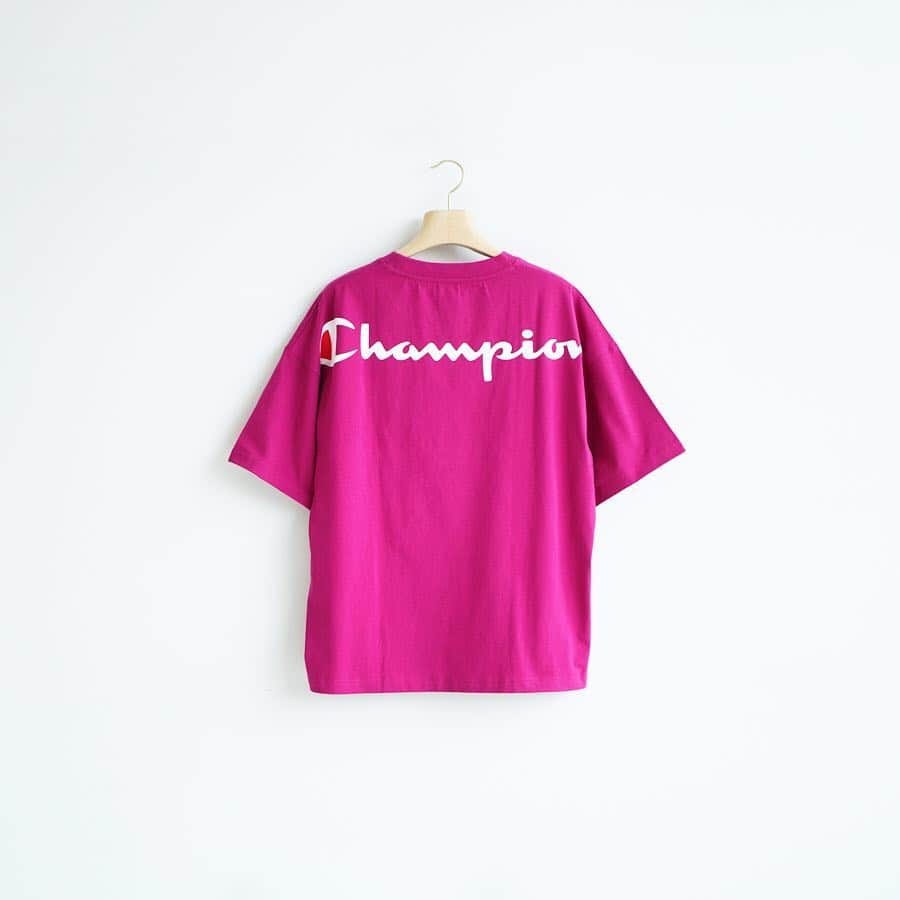 EDIFICEさんのインスタグラム写真 - (EDIFICEInstagram)「《予約》﻿ 【Champion×EDIFICE】﻿ BIG LOGO TEE﻿ ﻿ ヘビーウエイトに分類される16番単糸の天竺編みによって柔らかな肌触りとタフさを両立。﻿ ヨレにくく、洗うたびに風合いが良くなるこれぞ”ザ・チャンピオン”な生地感です。﻿ ﻿ 身幅、肩幅を大きく取ったワイドなシルエット、アクセントとして背面肩周りにChampionロゴを大きくあしらいました。﻿ ﻿ タップして予約ページへ✔︎﻿ ﻿ ﻿ ﻿ ﻿ Tee : 【Champion×EDIFICE】¥7,800+tax﻿ ﻿ ﻿ ﻿ ﻿ ﻿ #edifice #champion #exclusive #teestyle #teeshirt #backprint #logotee #mensfashion #menswear #mensstyle #menwithclass #menwithstyle #mensclothing #mensclothes #dapper #dapperman #dapperstyle #エディフィス #エディフィス別注 #チャンピオン」3月31日 20時54分 - edifice.jp