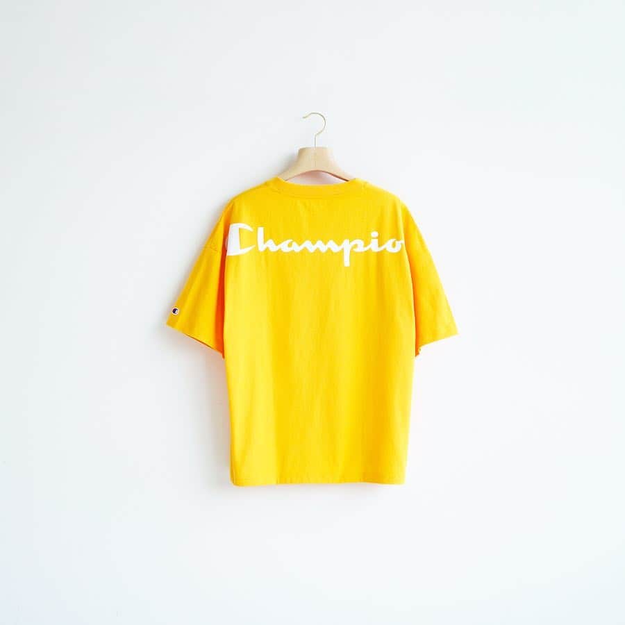 EDIFICEさんのインスタグラム写真 - (EDIFICEInstagram)「《予約》﻿ 【Champion×EDIFICE】﻿ BIG LOGO TEE﻿ ﻿ ヘビーウエイトに分類される16番単糸の天竺編みによって柔らかな肌触りとタフさを両立。﻿ ヨレにくく、洗うたびに風合いが良くなるこれぞ”ザ・チャンピオン”な生地感です。﻿ ﻿ 身幅、肩幅を大きく取ったワイドなシルエット、アクセントとして背面肩周りにChampionロゴを大きくあしらいました。﻿ ﻿ タップして予約ページへ✔︎﻿ ﻿ ﻿ ﻿ ﻿ Tee : 【Champion×EDIFICE】¥7,800+tax﻿ ﻿ ﻿ ﻿ ﻿ ﻿ #edifice #champion #exclusive #teestyle #teeshirt #backprint #logotee #mensfashion #menswear #mensstyle #menwithclass #menwithstyle #mensclothing #mensclothes #dapper #dapperman #dapperstyle #エディフィス #エディフィス別注 #チャンピオン」3月31日 20時54分 - edifice.jp