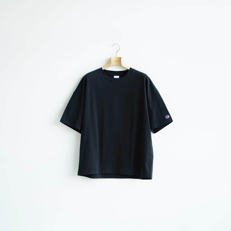 EDIFICEさんのインスタグラム写真 - (EDIFICEInstagram)「《予約》﻿ 【Champion×EDIFICE】﻿ BIG LOGO TEE﻿ ﻿ ヘビーウエイトに分類される16番単糸の天竺編みによって柔らかな肌触りとタフさを両立。﻿ ヨレにくく、洗うたびに風合いが良くなるこれぞ”ザ・チャンピオン”な生地感です。﻿ ﻿ 身幅、肩幅を大きく取ったワイドなシルエット、アクセントとして背面肩周りにChampionロゴを大きくあしらいました。﻿ ﻿ タップして予約ページへ✔︎﻿ ﻿ ﻿ ﻿ ﻿ Tee : 【Champion×EDIFICE】¥7,800+tax﻿ ﻿ ﻿ ﻿ ﻿ ﻿ #edifice #champion #exclusive #teestyle #teeshirt #backprint #logotee #mensfashion #menswear #mensstyle #menwithclass #menwithstyle #mensclothing #mensclothes #dapper #dapperman #dapperstyle #エディフィス #エディフィス別注 #チャンピオン」3月31日 20時54分 - edifice.jp