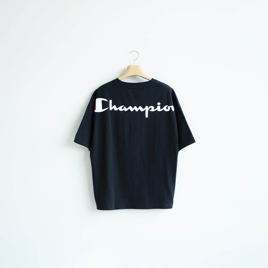 EDIFICEさんのインスタグラム写真 - (EDIFICEInstagram)「《予約》﻿ 【Champion×EDIFICE】﻿ BIG LOGO TEE﻿ ﻿ ヘビーウエイトに分類される16番単糸の天竺編みによって柔らかな肌触りとタフさを両立。﻿ ヨレにくく、洗うたびに風合いが良くなるこれぞ”ザ・チャンピオン”な生地感です。﻿ ﻿ 身幅、肩幅を大きく取ったワイドなシルエット、アクセントとして背面肩周りにChampionロゴを大きくあしらいました。﻿ ﻿ タップして予約ページへ✔︎﻿ ﻿ ﻿ ﻿ ﻿ Tee : 【Champion×EDIFICE】¥7,800+tax﻿ ﻿ ﻿ ﻿ ﻿ ﻿ #edifice #champion #exclusive #teestyle #teeshirt #backprint #logotee #mensfashion #menswear #mensstyle #menwithclass #menwithstyle #mensclothing #mensclothes #dapper #dapperman #dapperstyle #エディフィス #エディフィス別注 #チャンピオン」3月31日 20時54分 - edifice.jp