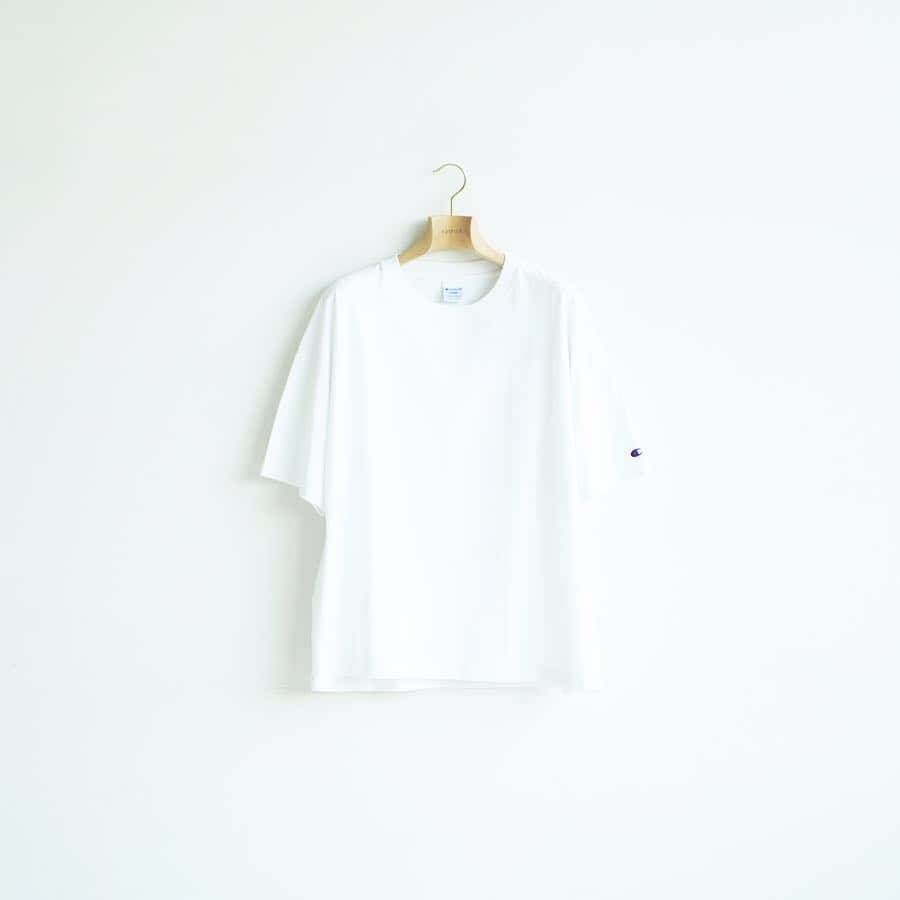 EDIFICEさんのインスタグラム写真 - (EDIFICEInstagram)「《予約》﻿ 【Champion×EDIFICE】﻿ BIG LOGO TEE﻿ ﻿ ヘビーウエイトに分類される16番単糸の天竺編みによって柔らかな肌触りとタフさを両立。﻿ ヨレにくく、洗うたびに風合いが良くなるこれぞ”ザ・チャンピオン”な生地感です。﻿ ﻿ 身幅、肩幅を大きく取ったワイドなシルエット、アクセントとして背面肩周りにChampionロゴを大きくあしらいました。﻿ ﻿ タップして予約ページへ✔︎﻿ ﻿ ﻿ ﻿ ﻿ Tee : 【Champion×EDIFICE】¥7,800+tax﻿ ﻿ ﻿ ﻿ ﻿ ﻿ #edifice #champion #exclusive #teestyle #teeshirt #backprint #logotee #mensfashion #menswear #mensstyle #menwithclass #menwithstyle #mensclothing #mensclothes #dapper #dapperman #dapperstyle #エディフィス #エディフィス別注 #チャンピオン」3月31日 20時54分 - edifice.jp