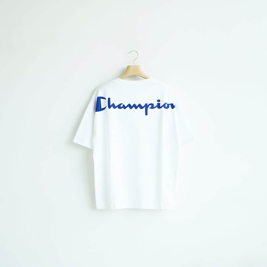 EDIFICEさんのインスタグラム写真 - (EDIFICEInstagram)「《予約》﻿ 【Champion×EDIFICE】﻿ BIG LOGO TEE﻿ ﻿ ヘビーウエイトに分類される16番単糸の天竺編みによって柔らかな肌触りとタフさを両立。﻿ ヨレにくく、洗うたびに風合いが良くなるこれぞ”ザ・チャンピオン”な生地感です。﻿ ﻿ 身幅、肩幅を大きく取ったワイドなシルエット、アクセントとして背面肩周りにChampionロゴを大きくあしらいました。﻿ ﻿ タップして予約ページへ✔︎﻿ ﻿ ﻿ ﻿ ﻿ Tee : 【Champion×EDIFICE】¥7,800+tax﻿ ﻿ ﻿ ﻿ ﻿ ﻿ #edifice #champion #exclusive #teestyle #teeshirt #backprint #logotee #mensfashion #menswear #mensstyle #menwithclass #menwithstyle #mensclothing #mensclothes #dapper #dapperman #dapperstyle #エディフィス #エディフィス別注 #チャンピオン」3月31日 20時54分 - edifice.jp