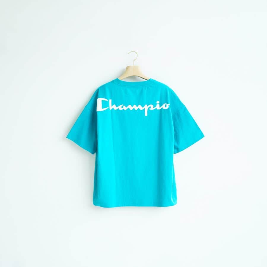EDIFICEさんのインスタグラム写真 - (EDIFICEInstagram)「《予約》﻿ 【Champion×EDIFICE】﻿ BIG LOGO TEE﻿ ﻿ ヘビーウエイトに分類される16番単糸の天竺編みによって柔らかな肌触りとタフさを両立。﻿ ヨレにくく、洗うたびに風合いが良くなるこれぞ”ザ・チャンピオン”な生地感です。﻿ ﻿ 身幅、肩幅を大きく取ったワイドなシルエット、アクセントとして背面肩周りにChampionロゴを大きくあしらいました。﻿ ﻿ タップして予約ページへ✔︎﻿ ﻿ ﻿ ﻿ ﻿ Tee : 【Champion×EDIFICE】¥7,800+tax﻿ ﻿ ﻿ ﻿ ﻿ ﻿ #edifice #champion #exclusive #teestyle #teeshirt #backprint #logotee #mensfashion #menswear #mensstyle #menwithclass #menwithstyle #mensclothing #mensclothes #dapper #dapperman #dapperstyle #エディフィス #エディフィス別注 #チャンピオン」3月31日 20時54分 - edifice.jp