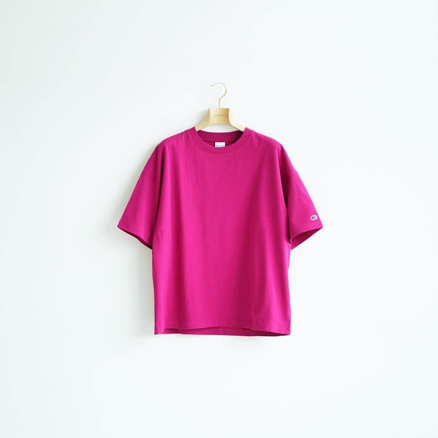 EDIFICEさんのインスタグラム写真 - (EDIFICEInstagram)「《予約》﻿ 【Champion×EDIFICE】﻿ BIG LOGO TEE﻿ ﻿ ヘビーウエイトに分類される16番単糸の天竺編みによって柔らかな肌触りとタフさを両立。﻿ ヨレにくく、洗うたびに風合いが良くなるこれぞ”ザ・チャンピオン”な生地感です。﻿ ﻿ 身幅、肩幅を大きく取ったワイドなシルエット、アクセントとして背面肩周りにChampionロゴを大きくあしらいました。﻿ ﻿ タップして予約ページへ✔︎﻿ ﻿ ﻿ ﻿ ﻿ Tee : 【Champion×EDIFICE】¥7,800+tax﻿ ﻿ ﻿ ﻿ ﻿ ﻿ #edifice #champion #exclusive #teestyle #teeshirt #backprint #logotee #mensfashion #menswear #mensstyle #menwithclass #menwithstyle #mensclothing #mensclothes #dapper #dapperman #dapperstyle #エディフィス #エディフィス別注 #チャンピオン」3月31日 20時54分 - edifice.jp