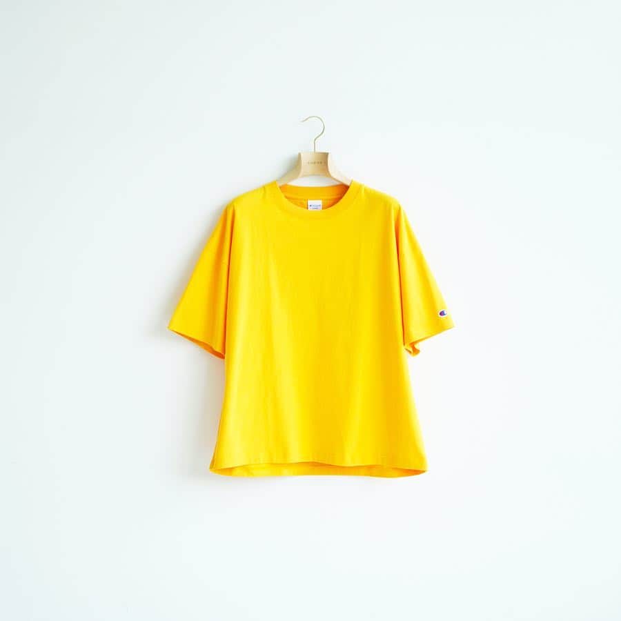 EDIFICEさんのインスタグラム写真 - (EDIFICEInstagram)「《予約》﻿ 【Champion×EDIFICE】﻿ BIG LOGO TEE﻿ ﻿ ヘビーウエイトに分類される16番単糸の天竺編みによって柔らかな肌触りとタフさを両立。﻿ ヨレにくく、洗うたびに風合いが良くなるこれぞ”ザ・チャンピオン”な生地感です。﻿ ﻿ 身幅、肩幅を大きく取ったワイドなシルエット、アクセントとして背面肩周りにChampionロゴを大きくあしらいました。﻿ ﻿ タップして予約ページへ✔︎﻿ ﻿ ﻿ ﻿ ﻿ Tee : 【Champion×EDIFICE】¥7,800+tax﻿ ﻿ ﻿ ﻿ ﻿ ﻿ #edifice #champion #exclusive #teestyle #teeshirt #backprint #logotee #mensfashion #menswear #mensstyle #menwithclass #menwithstyle #mensclothing #mensclothes #dapper #dapperman #dapperstyle #エディフィス #エディフィス別注 #チャンピオン」3月31日 20時54分 - edifice.jp