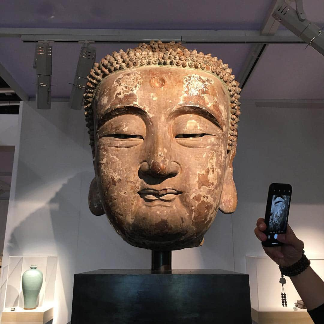 サザビーズさんのインスタグラム写真 - (サザビーズInstagram)「Feeling curious? Then head over to the #HongKong Convention and Exhibition Centre to catch a glimpse of this colossal head of Shakyamuni Buddha, presiding over our ‘Curiosity’ sale. Towering to 80cm, the head is also outstanding for its powerful countenance. The sensitively modelled features - fleshy lips recessed into rounded cheeks, cheek bones only subtly indicated, head covered with even curls of hair - exude a notion of calm and serenity. #SothebysHongKong #SothebysAsianArt」3月31日 15時28分 - sothebys