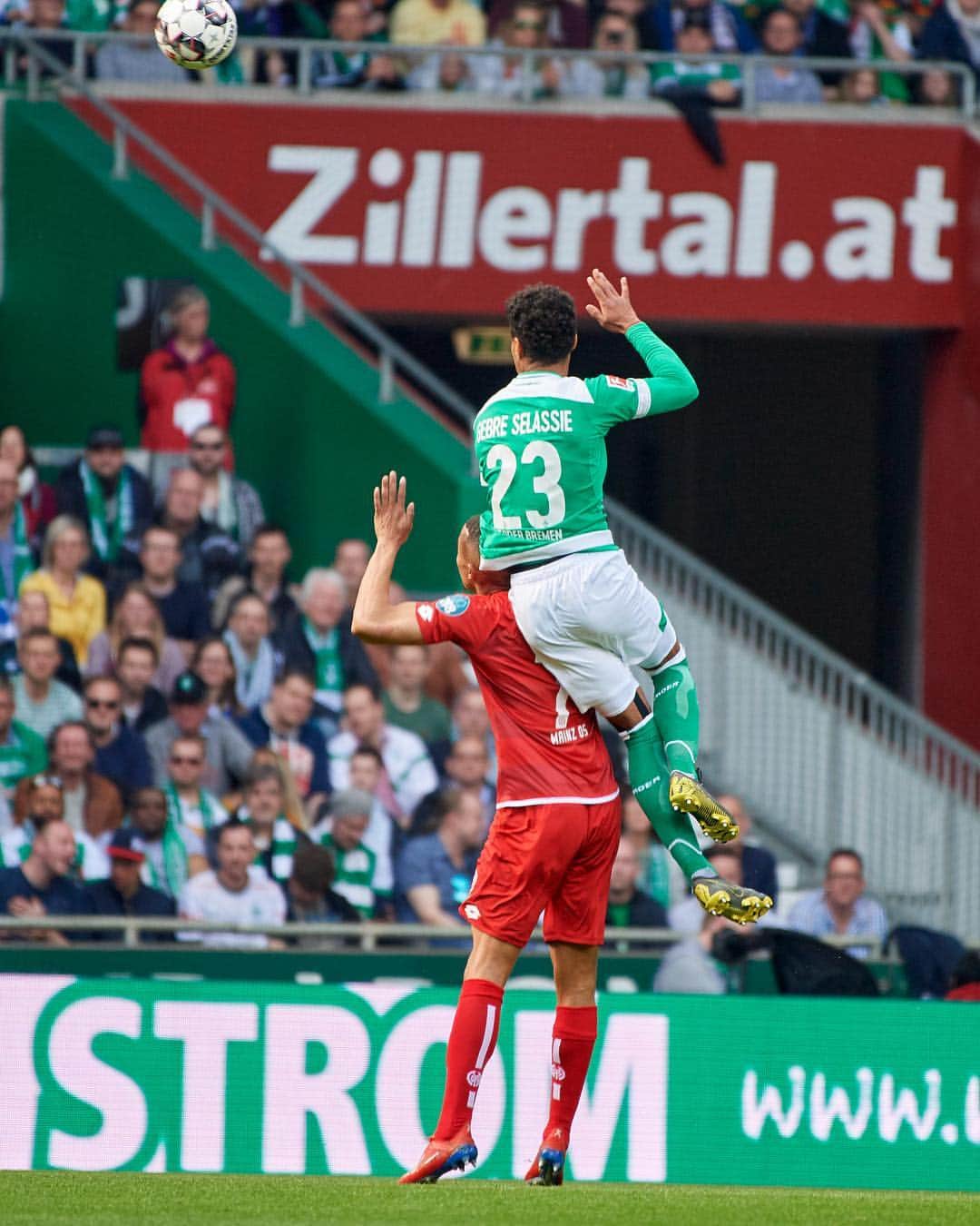 テオドール・ゲブレ・セラシェのインスタグラム：「It became a thing...✊🏾 #svwm05  #svwerderbremen #heimsieg 🙌🏾」