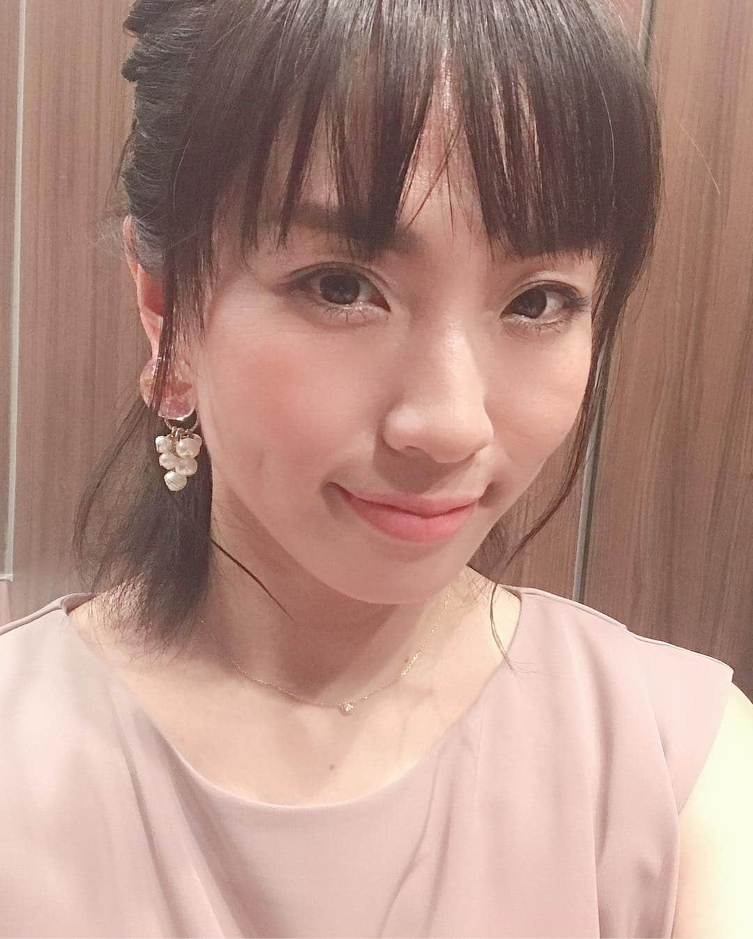 氷浦紫さんのインスタグラム写真 - (氷浦紫Instagram)「結婚式コーデ  ライティングの関係で色が全然分からなーい笑 ローズです本当は笑 バランス的にトップスはINしてみた。 bag持つの忘れた。 息子ちんを抱っこしたり追いかけたりするのでスカートでなくパンツです。  #結婚式およばれ#親族結婚式コーデ #パールイヤリング#ruirueboutique #ピンクスーツ#pantssuit#子持ちスタイルローズピンク#Rosepink #イアラ#イアラモデルエージェンシー #iara#iaramodelagency #氷浦紫 #yukaliHiula」3月31日 15時39分 - yukalihiula