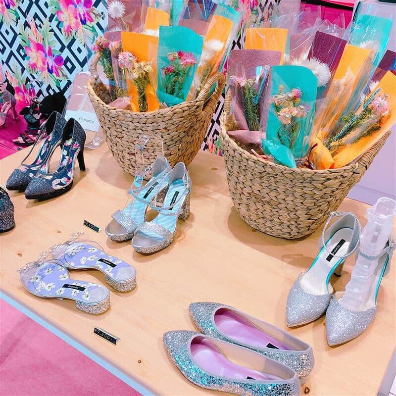 名古屋パルコさんのインスタグラム写真 - (名古屋パルコInstagram)「【LIMITED SHOP】西館1F「En punto」期間限定オープン👠🎀 . どんなシーンでも、どんなコーディネイトでも履くだけで毎日を特別な日にしてくれるをテーマに種類豊富なレディスシューズを取り揃えているブランド「エンプント」。 . 自分らしくファッションを楽しみたい女性にお届けします❣️ 皆さまのご来店をお待ちしております🌸🥰 .  期間：3/29(金)～4/15(月) 会場：西館1F　特設会場 . . #Enpunto #エンプント #パンプス #ハイヒール #デート #👠 #大人可愛い #大人カジュアル #大人女子コーデ #シンプルコーデ #キラキラ #カジュアルコーデ #春コーデ #spring #サンダル  #女子力アップ #名古屋パルコ #名古屋PARCO #nagoyaparco #名古屋 #nagoya #栄 #矢場町」3月31日 15時41分 - parco_nagoya_official