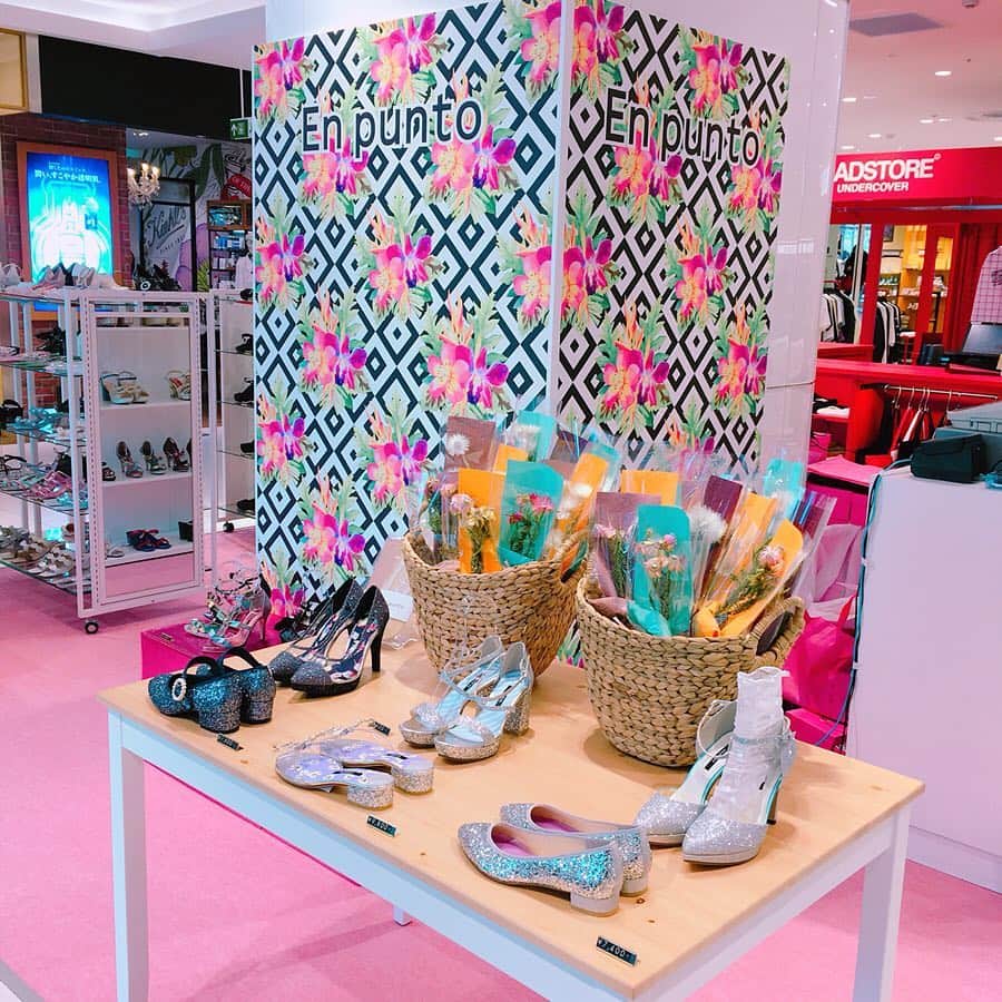 名古屋パルコさんのインスタグラム写真 - (名古屋パルコInstagram)「【LIMITED SHOP】西館1F「En punto」期間限定オープン👠🎀 . どんなシーンでも、どんなコーディネイトでも履くだけで毎日を特別な日にしてくれるをテーマに種類豊富なレディスシューズを取り揃えているブランド「エンプント」。 . 自分らしくファッションを楽しみたい女性にお届けします❣️ 皆さまのご来店をお待ちしております🌸🥰 .  期間：3/29(金)～4/15(月) 会場：西館1F　特設会場 . . #Enpunto #エンプント #パンプス #ハイヒール #デート #👠 #大人可愛い #大人カジュアル #大人女子コーデ #シンプルコーデ #キラキラ #カジュアルコーデ #春コーデ #spring #サンダル  #女子力アップ #名古屋パルコ #名古屋PARCO #nagoyaparco #名古屋 #nagoya #栄 #矢場町」3月31日 15時41分 - parco_nagoya_official