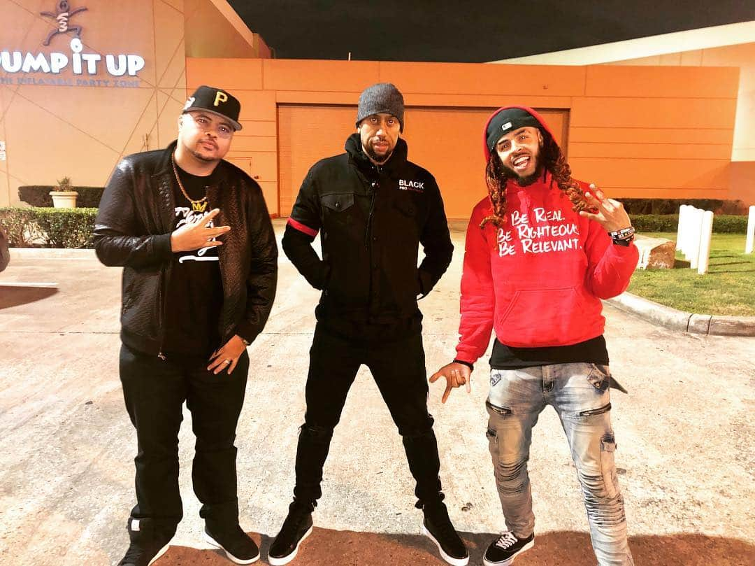 アフィオン・クロケットさんのインスタグラム写真 - (アフィオン・クロケットInstagram)「Always great to link with my brothers @bizzle & @dee1music 🙌🏽💪🏽🔥 It was cold as 🥶 when we took this but we tryna look unbothered 😂🤣🤣 . . #affioncrockett #bizzle #dee1music #comedy #music #bars #brothers #Houston」3月31日 15時45分 - affioncrockett