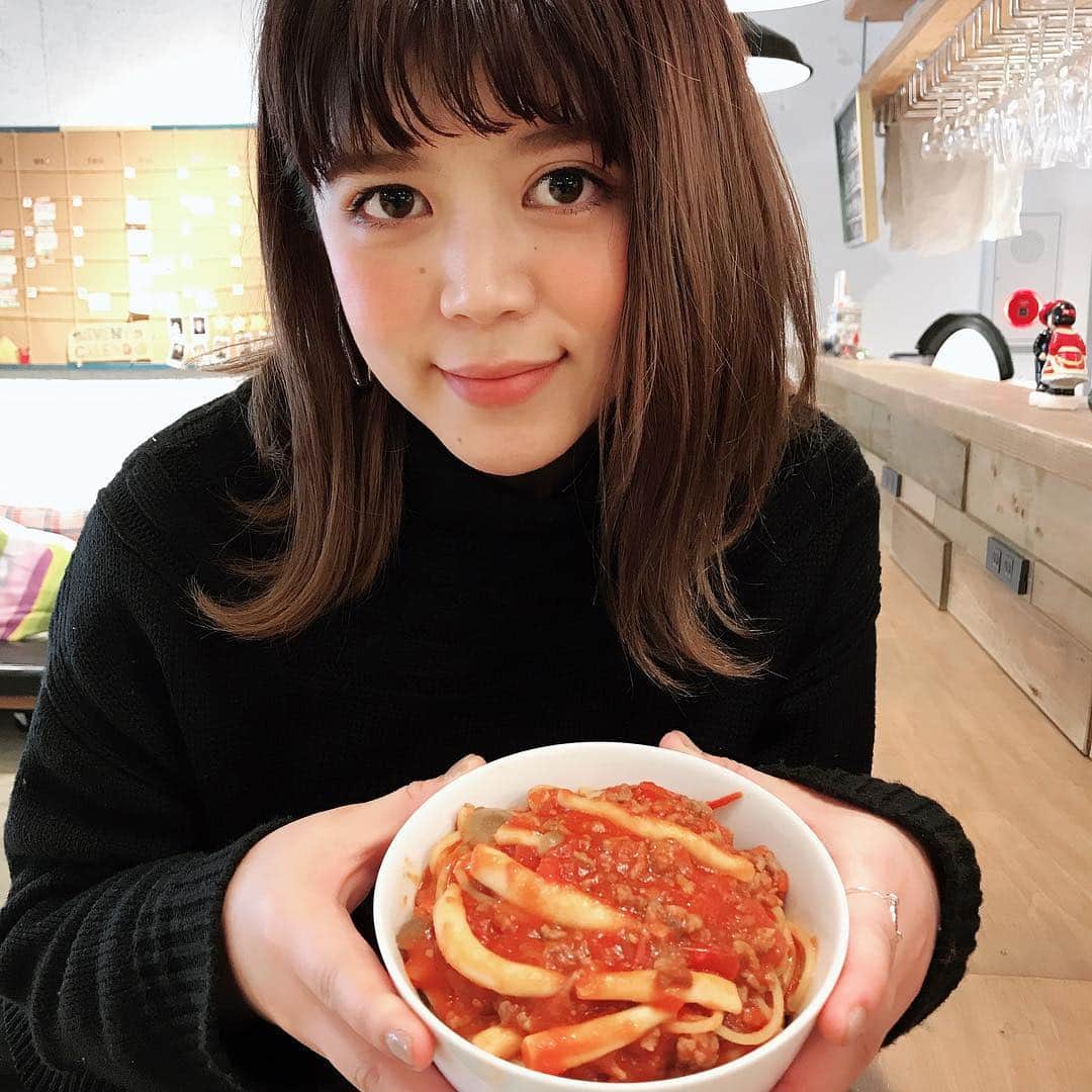 のインスタグラム：「・ 皆さま日曜日はいかがお過ごしでしょうか🌸🌸 日曜日のいいオフィスは、ドロップインをご利用の方がそれぞれミーティングや作業をされていて充実感に満ちた空間となっております。  今日は、しめじミートソースを作りました😋🍝 パスタのバリエーションを増やしたいな🤔 簡単に作れるレシピ募集中です！！ ・  #加工アプリ #いいオフィス #上野 #新御徒町 #コワーキングスペース #シェアオフィス #イベントスペース #キッチン #kitchen #officelife #ランチ #節約」