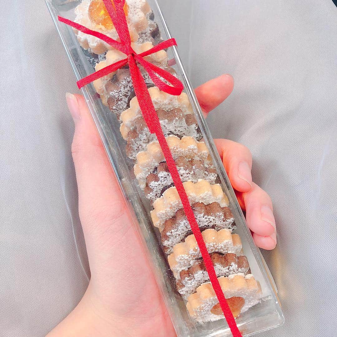 上野優華さんのインスタグラム写真 - (上野優華Instagram)「#徳島 のイベントで #FM徳島 さんから差し入れをいただきました！ このクッキー #阿波すず香 といって 徳島が誇る #すだち と #柚子 を親にもつサラブレッドなんだそうです…！！ 初めて知りました…😳😳 その阿波すず香のジャムを使ってて、すごくさっぱりしてて美味しいの…！ ぜひ徳島にいらした際にはゲットしてね🍪  そして #佐那河内村  の #ももいちご の #いちご大福 これはもう…😭涙出るよね。いちご最高。子供の頃ももいちごに憧れを抱いてたなぁ。今の方が食べるの好きだから憧れは強まるばかりですな笑👍  素敵な差し入れをありがとうございます！！ 自分の写真も撮ってもらったんだけど 「若いですねーって言われる27歳」 ってスタッフさんに言われました。。。#実際 #21歳  最近食べ物ばっかりでごめん← #食べスタグラム」3月31日 15時49分 - yuukaueno0205