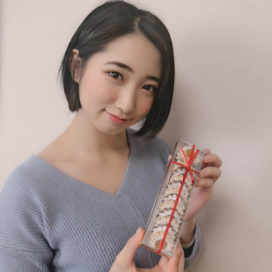 上野優華さんのインスタグラム写真 - (上野優華Instagram)「#徳島 のイベントで #FM徳島 さんから差し入れをいただきました！ このクッキー #阿波すず香 といって 徳島が誇る #すだち と #柚子 を親にもつサラブレッドなんだそうです…！！ 初めて知りました…😳😳 その阿波すず香のジャムを使ってて、すごくさっぱりしてて美味しいの…！ ぜひ徳島にいらした際にはゲットしてね🍪  そして #佐那河内村  の #ももいちご の #いちご大福 これはもう…😭涙出るよね。いちご最高。子供の頃ももいちごに憧れを抱いてたなぁ。今の方が食べるの好きだから憧れは強まるばかりですな笑👍  素敵な差し入れをありがとうございます！！ 自分の写真も撮ってもらったんだけど 「若いですねーって言われる27歳」 ってスタッフさんに言われました。。。#実際 #21歳  最近食べ物ばっかりでごめん← #食べスタグラム」3月31日 15時49分 - yuukaueno0205