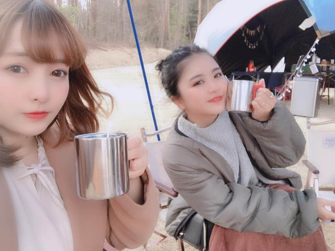 椎名あつみのインスタグラム：「しーちゃんとお泊まり キャンプイベントに いってきたのー😖💕💕 うまれてはじめて キャンプしたっ！！ テントにはとまらなかったんだけど テント組み立て 体験させてもらったの(>_<。 テントとんでったけど、 つぎはとばないように がんばろうっ🎅🏻💕💕 インドア人生だったけど キャンプたのしすぎたから またいきたいなっ☺️💓💓 しーちゃんとたくさん おはなししてバーベキューもして あさごはんもつくって すっごくたのしかった(>_<💓💓 動画たくさんとったから 編集がんばるー！！(>_<✨ @shione__1101  @pica_resort  #キャンプ  #キャンプ女子  #バーベキュー  #椎名あつみ」