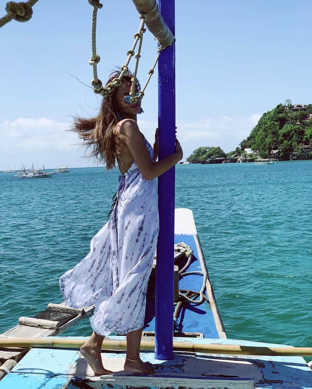 のインスタグラム：「・ ・ 今日は船をチャーター🏖 すぐ焼けちゃう👩🏿 もう真っ黒くろすけ👩🏿 ・ 天気が良くて最高💕 ・ このワンピ👗は現地調達 ・ ・  #fashion#cordinate#outfit#ootn#ootd#winterfashion#tokyo#shibuya#japan#filipina#monotone#オシャレ#オシャレ好き#インスタ#instagram#instafashion#follow4follow#followme#followback#sea#pacificocean#asia#travel#vacation #顔に紐がかかってる #船の人に撮ってもらったら #全部そうなった 笑 #goodvibesonly #真っ黒#焼けた肌」